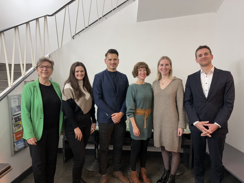 v. l. n. r.: Elke Bockhorst (Presseclub Kassel), Lisa-Maxine Klein (publik), Tim Ellrich (RTL Hessen), Christina Zapf, Lea Beckmann (beide HNA) und Philipp Greguhn (Presseclub Kassel) (Foto: Andreas Knierim)